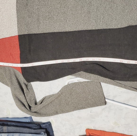 Karen Lessly Block Sweater - Picture 6 of 7